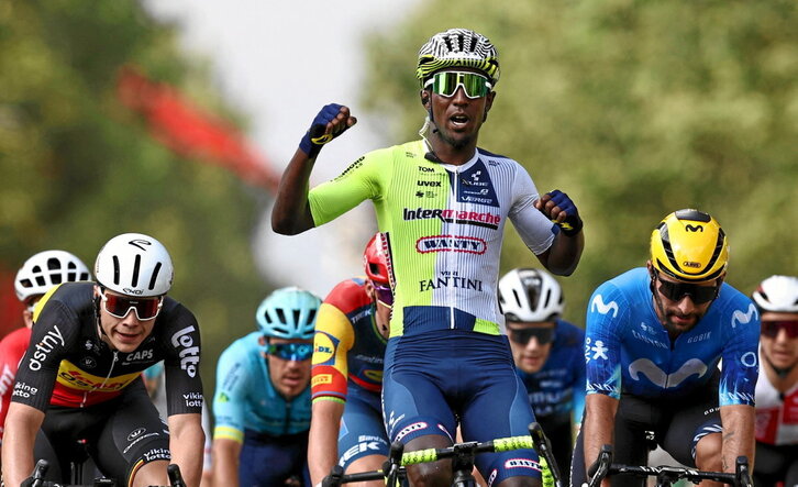 Girmay cruza la meta por delante de Gaviria y De Lie.