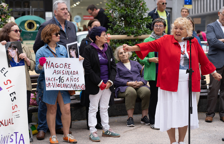 Asun Casasola, madre de Nagore Laffage, interviene en el acto.
