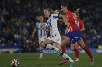Jensen avanza con el balón en la semifinal copera frente al Atlético. 