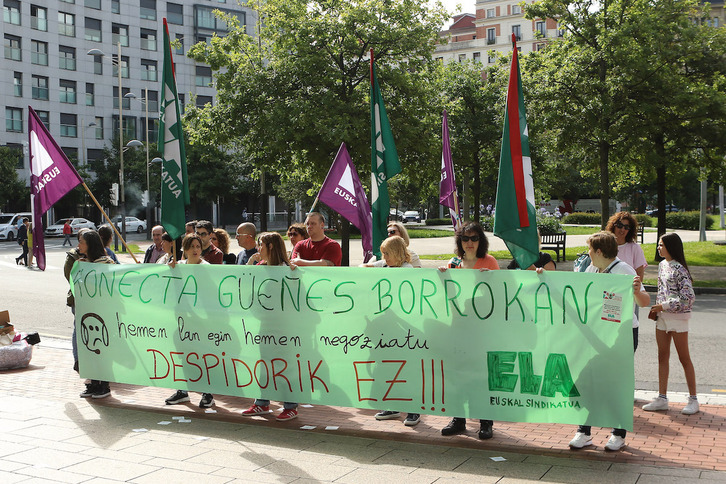 Concentración convocada por ELA a la puerta de la torre Iberdrola, en Bilbo.