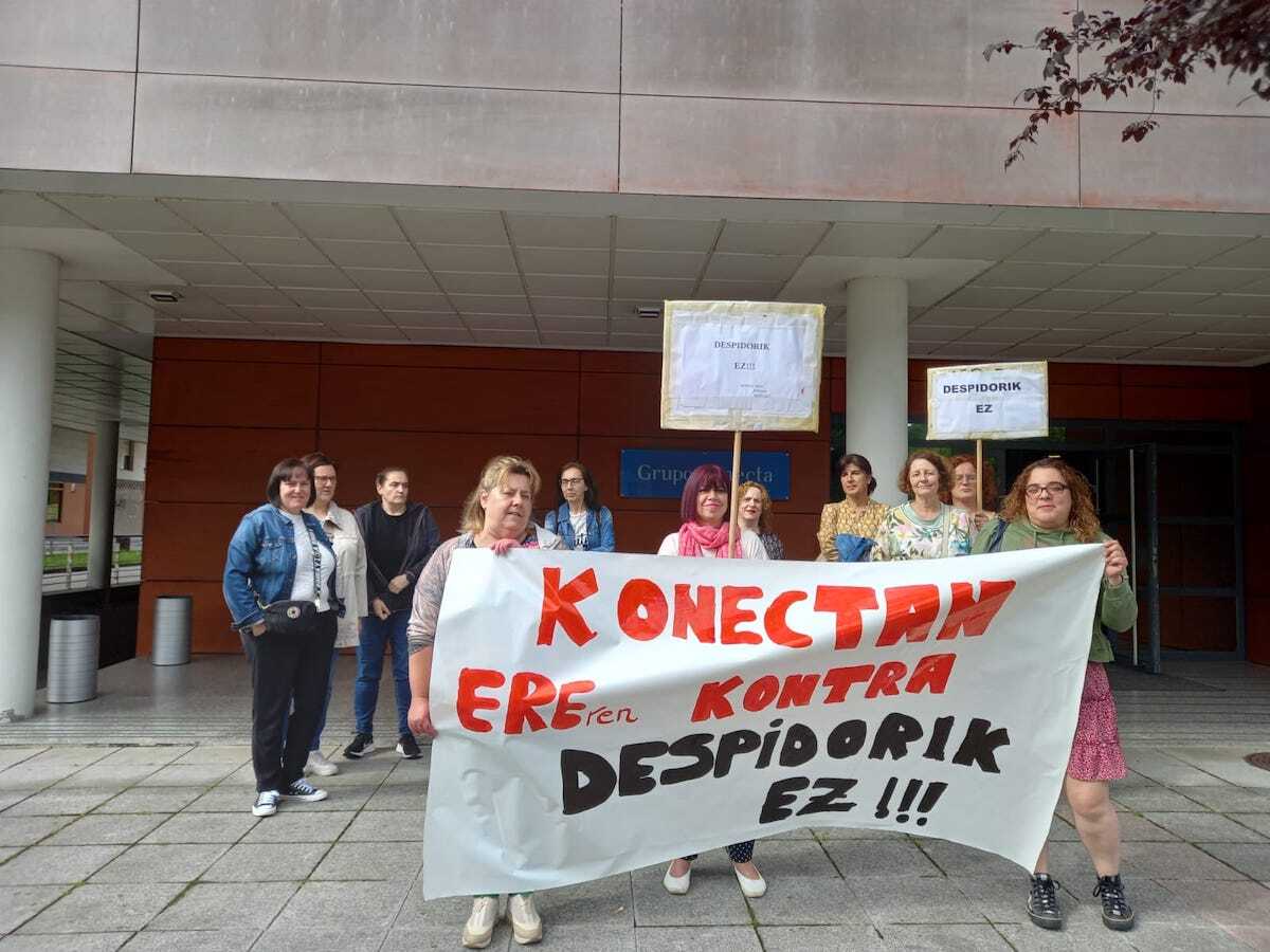 Concentración de trabajadoras de Konecta BTO en Gueñes. (LAB sindikatua)