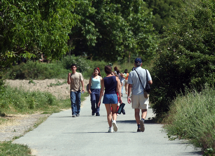 Paseariak, artxiboko irudian.