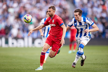 Borja Mayoral pugna con Jon Pacheco en un partido entre la Real y el Getafe.