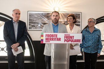 Peio Dufau eta Fronte Herritar Berriko gainontzeko hautagaiak, Baionan egin duten agerraldian.