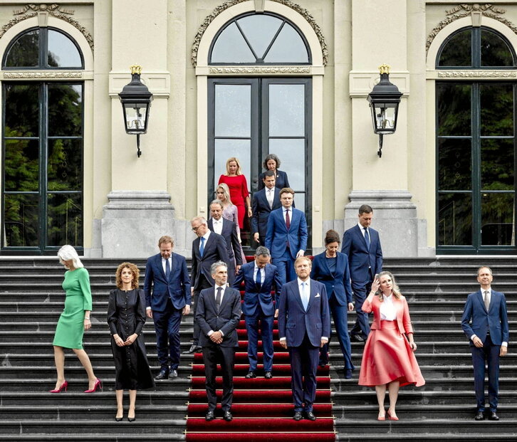 Schoof y el rey Guillermo, en el centro, junto a los ministros del nuevo Gobierno.