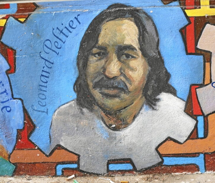 Mural con la imagen de Leonald Peltier.