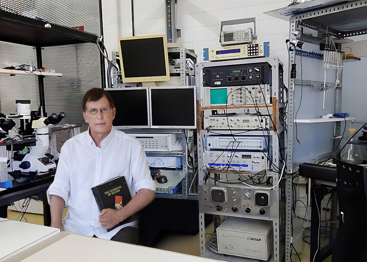 Irudian, Idelfonso Martinez de la Fuente EHUko ikertzailea.