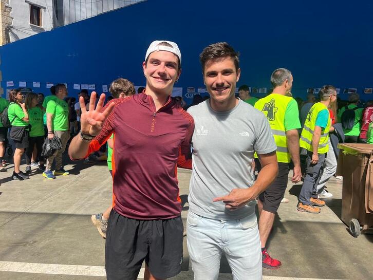 Xuban Errazkin, ezkerrean, Julen Larrañaga bere bezeroarekin, Uxue Trail-en 4. postuan bukatu ostean. 