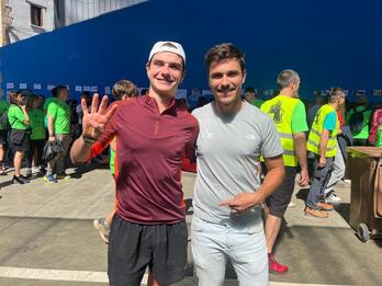 Xabier Errazkin, ezkerrean, alboa Julen Larrañaga mendi korrikalaria duela, bere bezeroetako bat.