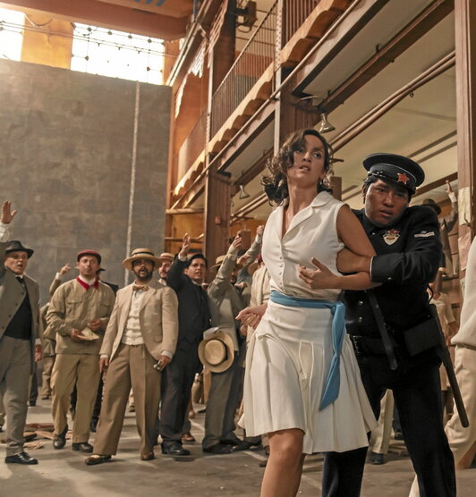 Una escena de la serie en la que ha acción, tragedia, amor y giros insospechados.