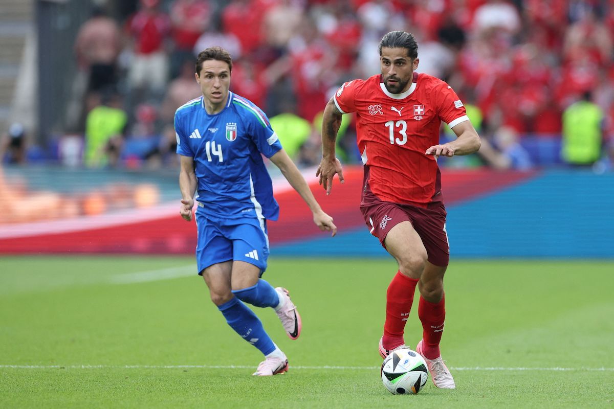 Ricardo Rodríguez, percutiendo por la banda contra Italia. (Ronny Hartmann | AFP)