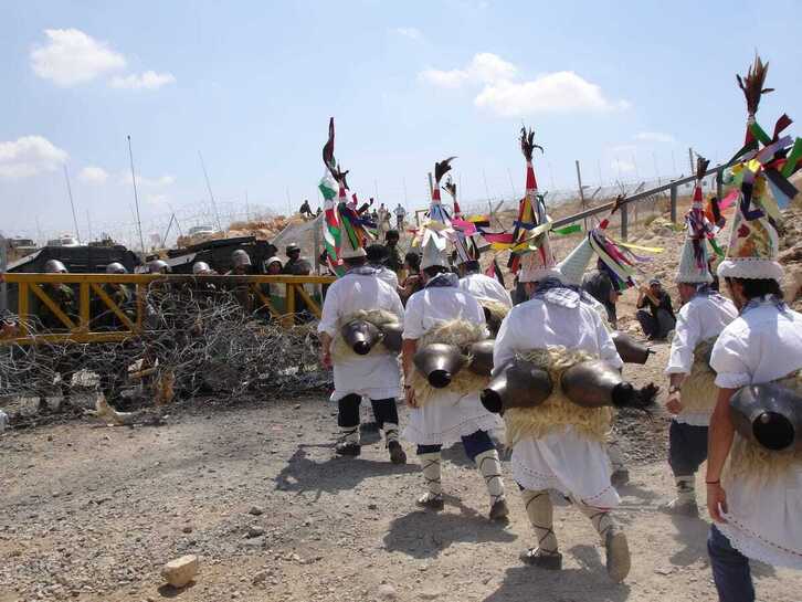 Joaldunak soldadu israeldarren aurrean