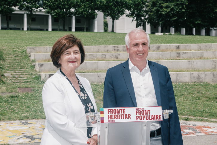 Colette Capdevielle, junto a su compañero de candidatura, el abertzale Alain Iriart.