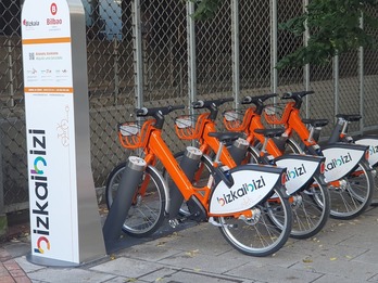 Varias bicicletas en una de las estaciones instaladas en nueve municipios del área metropolitana de Bilbo.