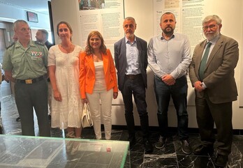 La consejera San José, con chaqueta naranja, entre representantes del Memoria y la Guardia Civil, este jueves en Gasteiz.