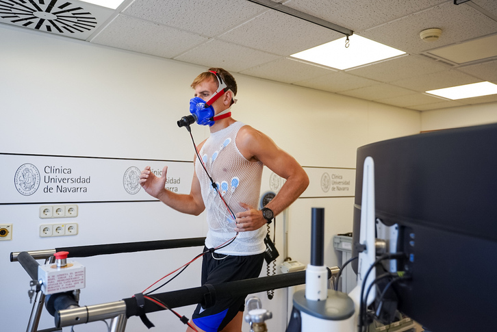 Pablo Ibáñez corre sobre la cinta durante estas primeras pruebas médicas.