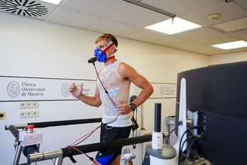 Pablo Ibáñez corre sobre la cinta durante estas primeras pruebas médicas.