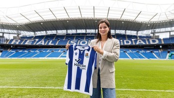Violeta Quiles posa con la camiseta de la Real en Anoeta.