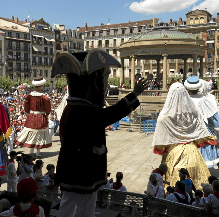 La comparsa tuvo que despedirse el año pasado en la plaza del Castillo.