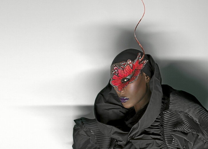 Grace Jones ezaguna da zinema, moda eta musika arloetan.