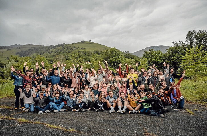 «Askaot» obrako hainbat partaide. Ikusgarria pentze batean emanen dute, oihan eta erreka bazter batean, zinez kanpoan egin nahi zutelako, toki biziki goxo batean.