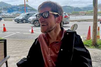 Telmo Irureta Zumaian izan genuen ‘Kosta ala kosta’ saioan eta betaurrekoak eraman zituen opari.