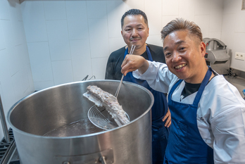 Shota Iida y Osamu Tomita, esperan a los comensales en la cocina de MUKA.