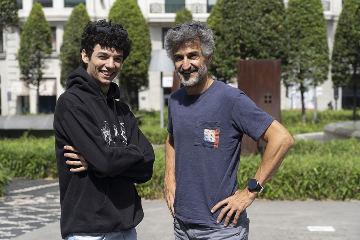 Ibon Cormenzana y Pablo Scapigliati, posan en la Alhóndiga bilbaina.