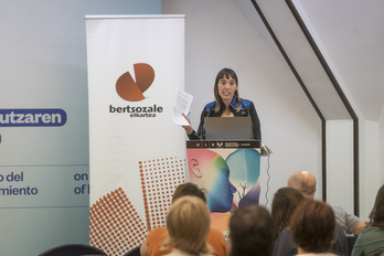 Saioa Alkaiza, kantatu daitekeenaren eta ezin daitekeenaren inguruko solasaldian, pasa den ostegunean.