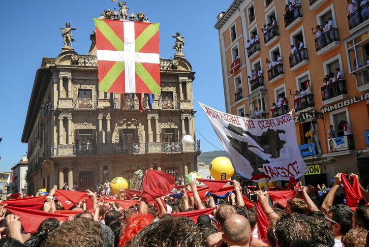 Ikurrin erraldoia, sanferminak hastear.