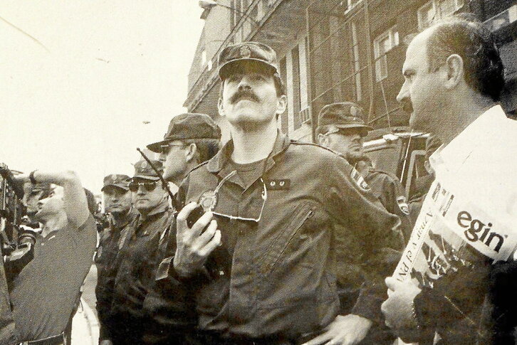 A la izquierda, portada de «Euskadi Información» del 16 de julio, día después del cierre. A la derecha, firmantes del Acuerdo de Lizarra en la localidad del mismo nombre.