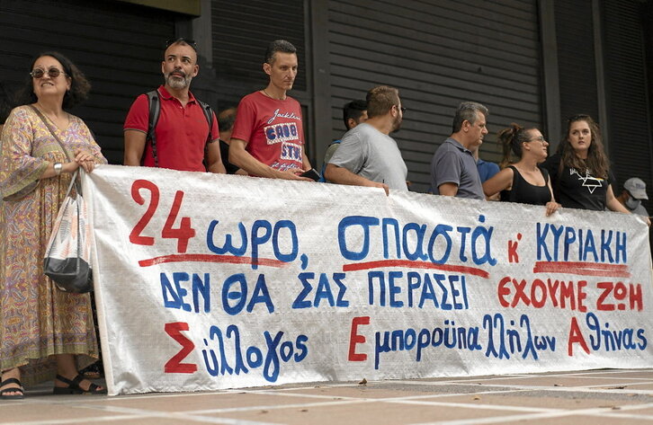 En Atenas, manifestantes sostienen una pancarta en contra de la reforma laboral aprobada por el Gobierno de Kyriakos Mitsotakis