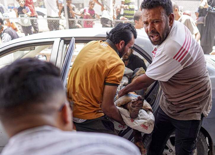 Traslado de un herido en Khan Yunis, en la Franja de Gaza.