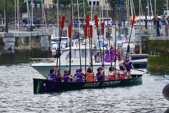 Donostiako portuko arranpan, ‘Andrak erramutan’ ekimeneko kideak. 