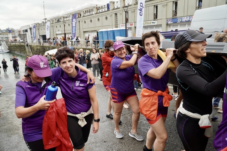 Donostiako portuko arrapalan, ‘Andrak erramutan’ ekimeneko kideak. 