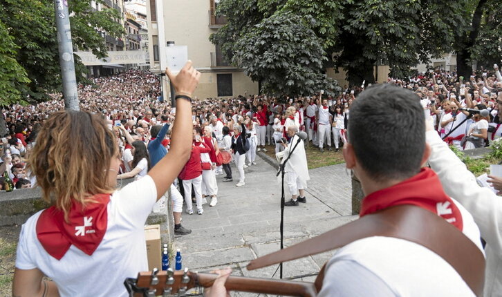 Preso eta iheslarien etxeratzearen aldeko brindisa egin zen Karmen kalean, urtero lez.