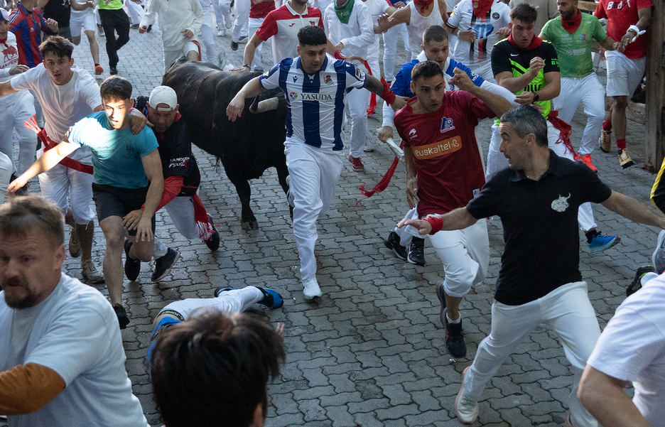 Momentos de tensión con la llegada de uno de los toros negros de La Palmosilla.