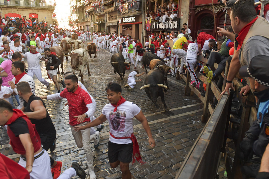 Los astados gaditanos llegan estirados a la curva de la Estafeta.