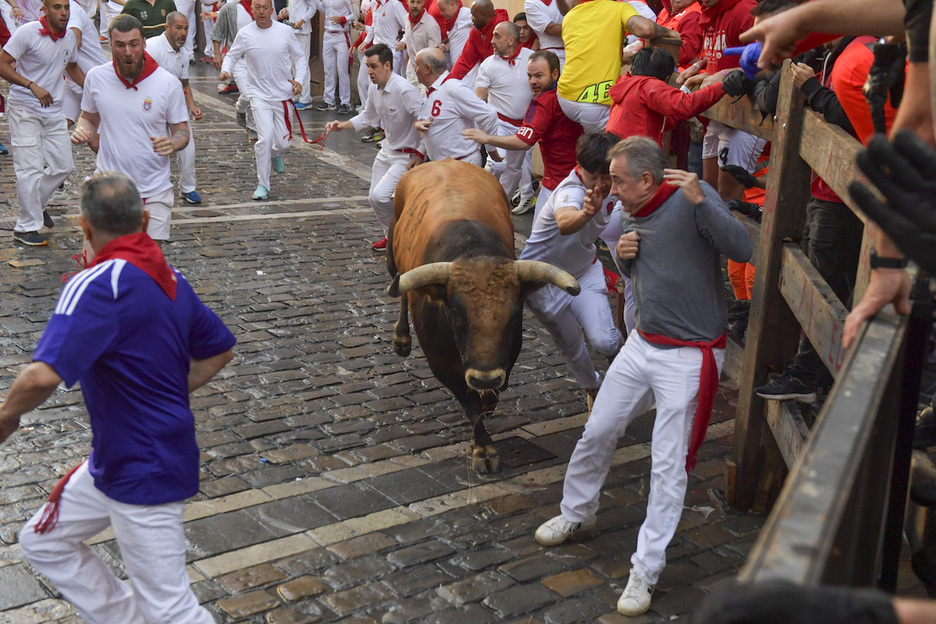 Peligro en la curva de Estafeta con un corredor pasando apuros.