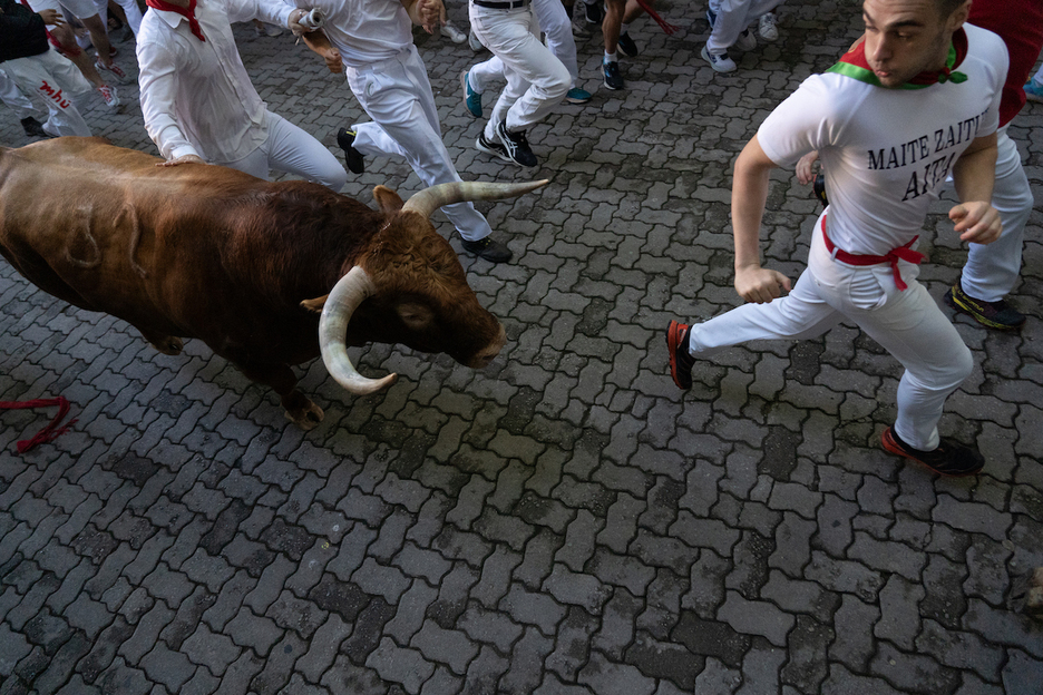 Entrañable mensaje en la camiseta del corredor ante las astas