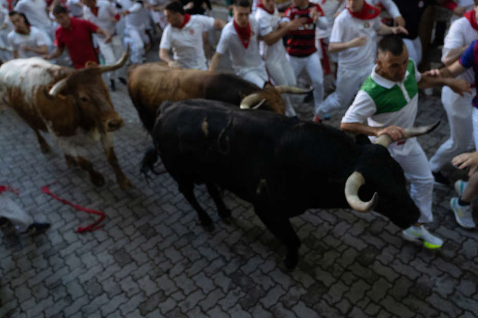 Un corredor toca el cuerno de uno de los morlacos, algo expresamente prohibido.