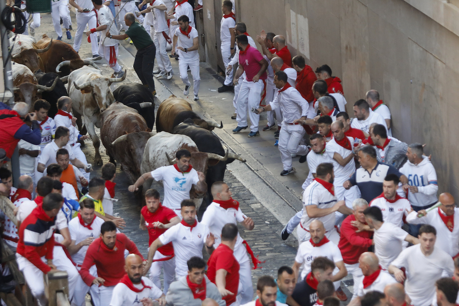 La manada todavía compacta enfila el último tramo de la cuesta de Santo Domingo.