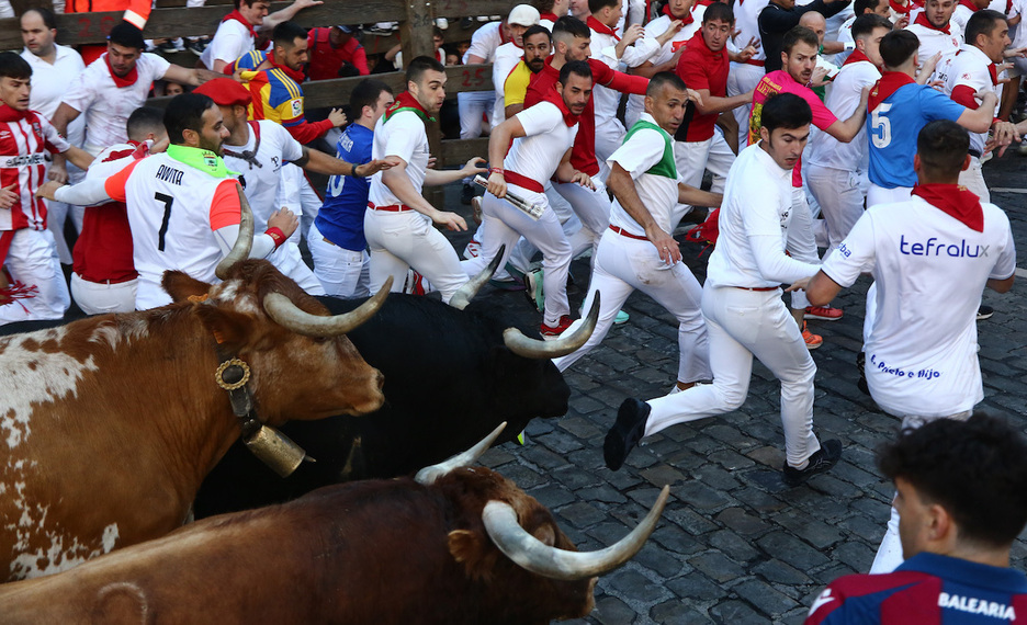 Impresionante despliegue de cuernos a la salida de Estafeta.