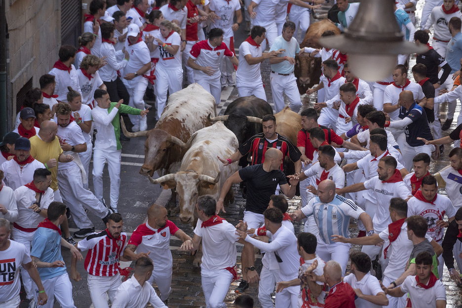 La manada fragmentada asciende por la Estafeta.
