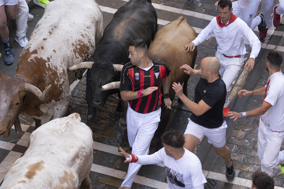 Tensa carrera ante dos morlados de La Palmosilla en la Estafeta.