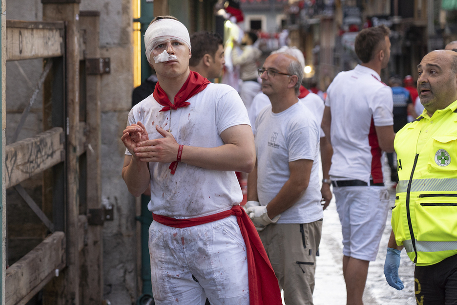 Un mozo, con vendas tras ser atendido por las asistencias sanitarias del encierro.