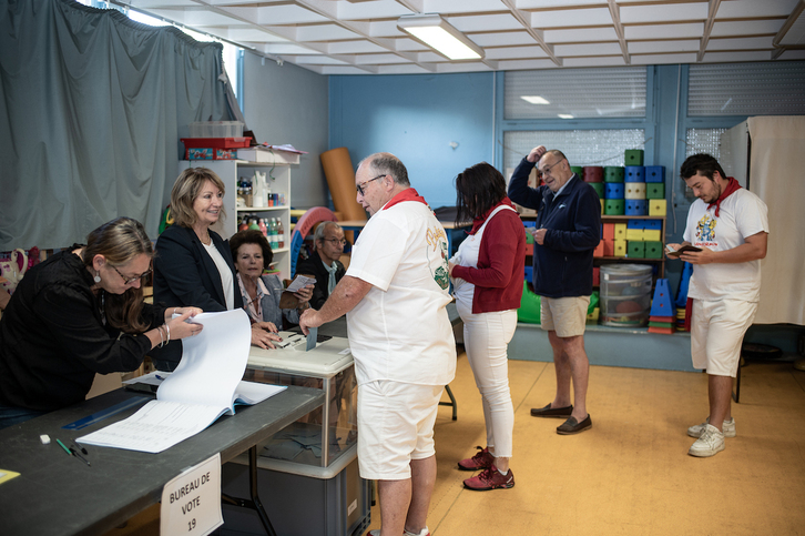 Votación en un colegio electoral de Baiona.