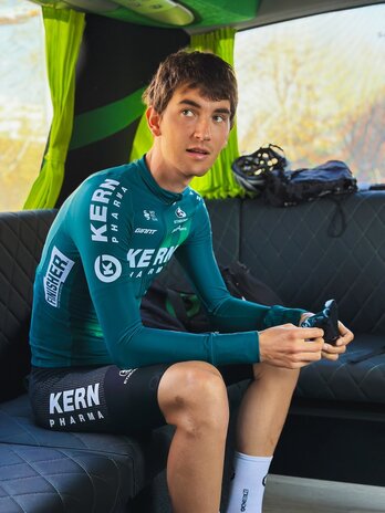 Unai Iribar, Kern Pharmako autobusean, lasterketa baten aurretik.