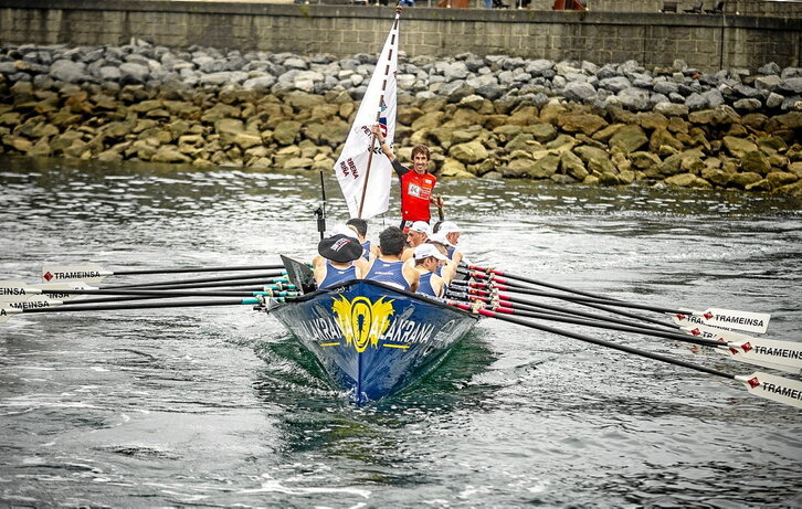 Urdaibaiko eskifaia, XLI. Petronor Bandera poltsikoratuta, lehorrerako bidean.