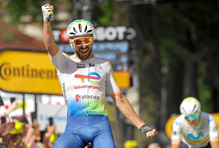 Anthony Turgis levanta el brazo tras imponerse en la meta de Troyes.